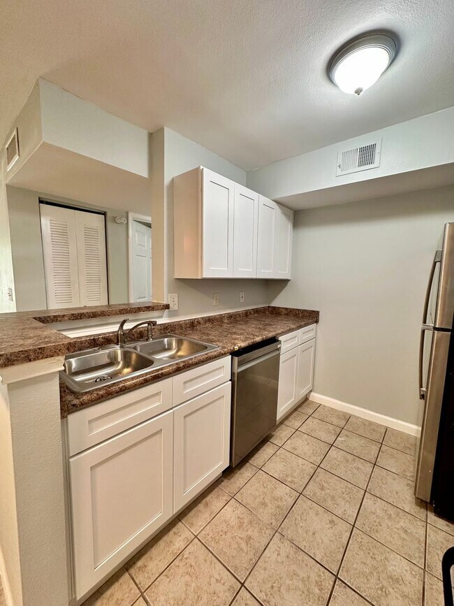 Building Photo - Spacious 2 Bed / 2 Bath Condo in Indian Lake – Ground Floor Unit