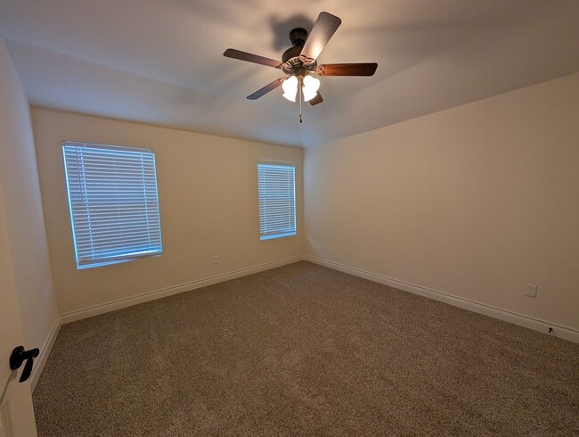 Building Photo - 1 MONTH FREE RENT / Close to HWY for Commu...
