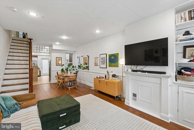 Building Photo - 1555 E Palmer St