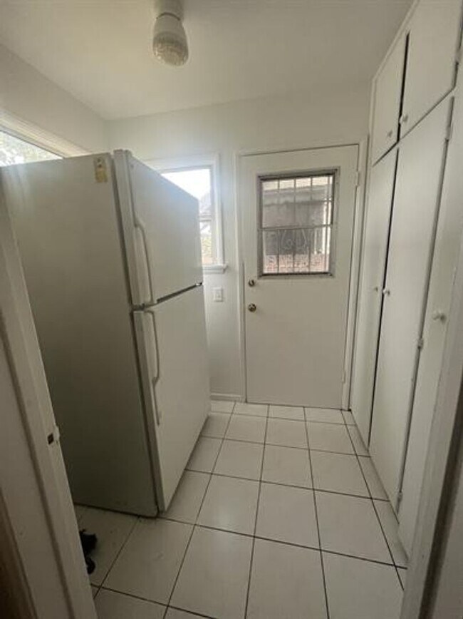 Building Photo - 1100 W 39th Pl