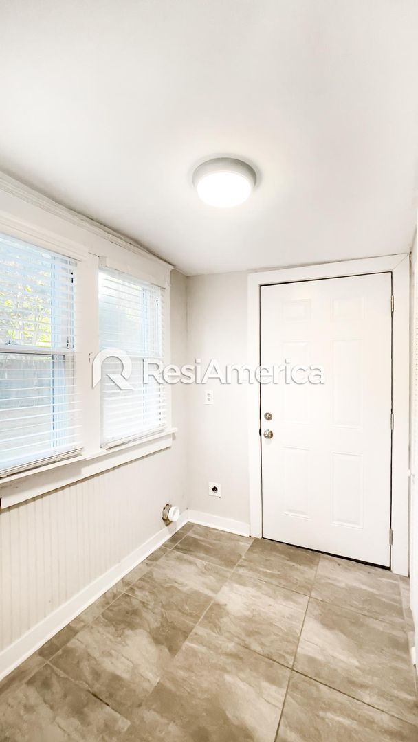 Building Photo - 2 Bedroom/1 Bathroom Midtown Charmer!