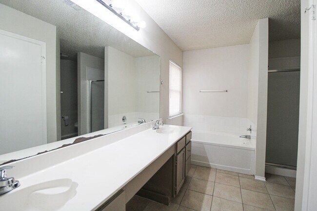 Building Photo - 3223 Tree Grove Dr