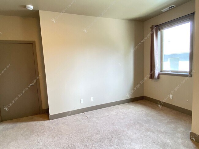 Building Photo - Designer-Finished Townhome Near COCC & NWX