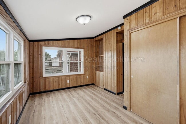 Building Photo - 5055 Lindenwood Ave
