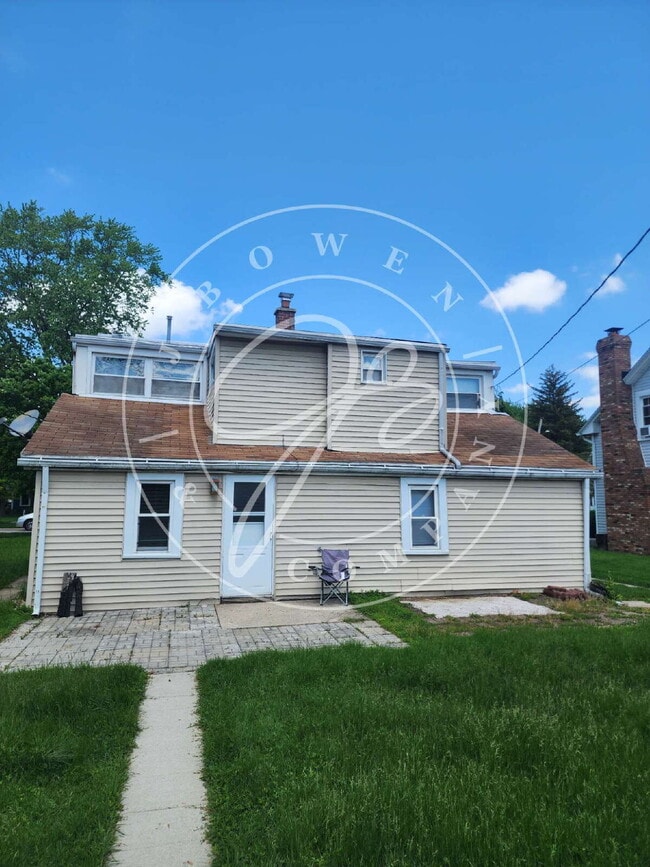 Building Photo - 2 story 2 bed with bonus room! Maumee Scho...