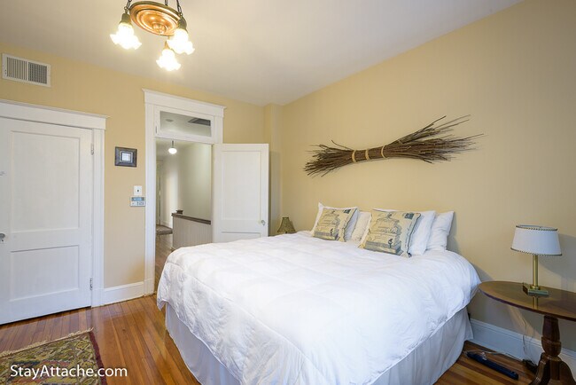 Building Photo - 1737 Swann