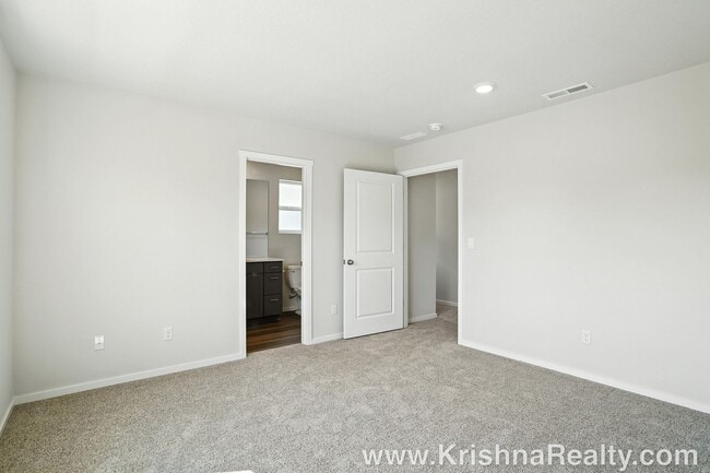 Building Photo - Modern & Spacious 3 BD* 2BA* Brand-New Sin...