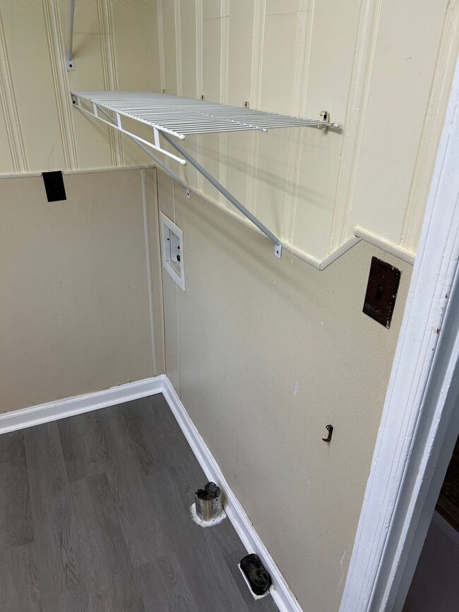 Building Photo - 3 Bedroom 1 bathroom Renovated! 5 minutes ...
