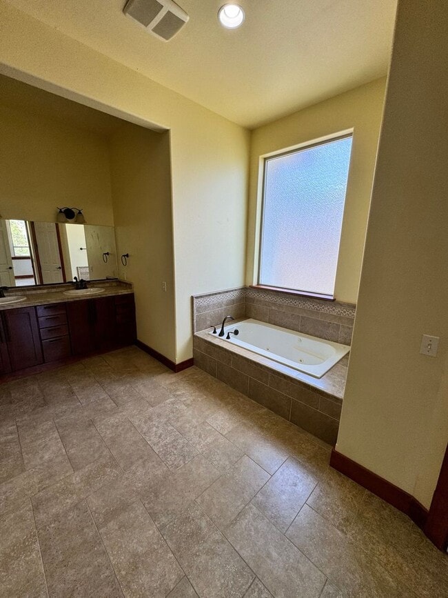 Building Photo - Stunning 4-Bedroom Home with Valley Views ...