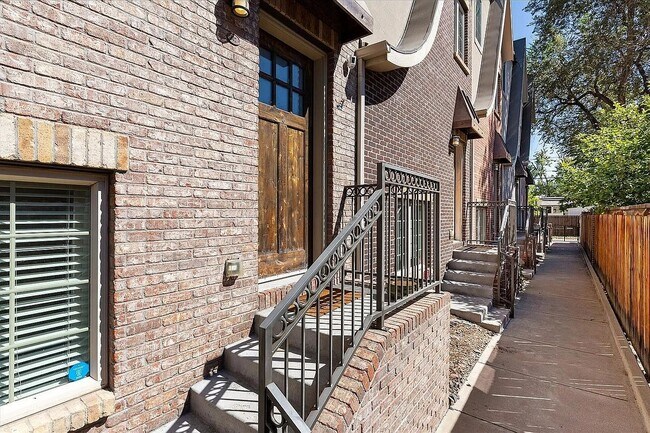 Building Photo - 948 S Pearl St