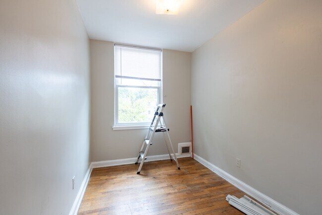 Building Photo - Lovely 3 BR/2 BA Semi-Detached Home in Nor...