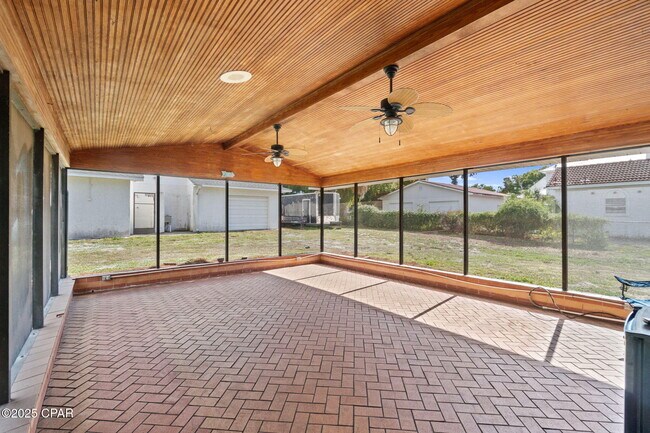 Building Photo - 224 E Lakeshore Dr