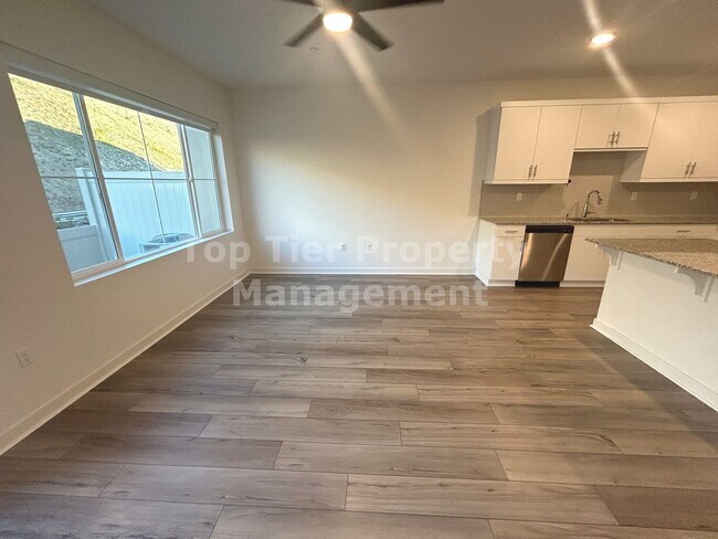 Building Photo - ***Gorgeous 2 bed / 2.5 bath / 1,083 sqft Townhouse in New Citro Community of Fallbrook - Availab...