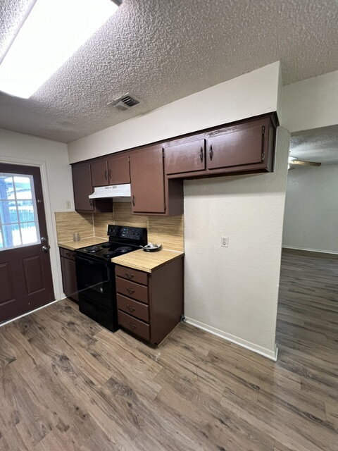 Building Photo - 2 Bedroom 2 Bath Duplex for Lease in Benbrook