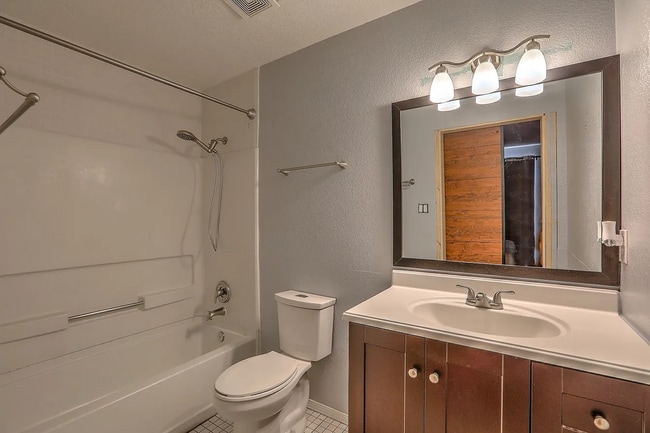 Building Photo - 3 Bed 2 Bath Near Cottonwood Mall