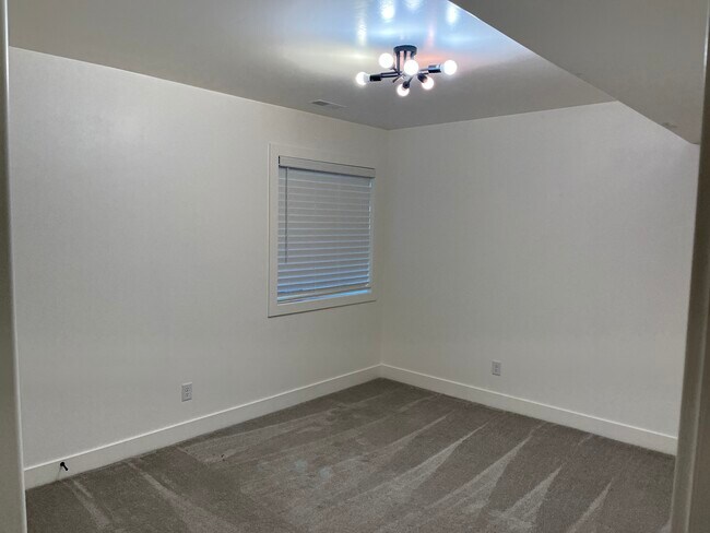 Bedroom 6 - 564 W Sanford St