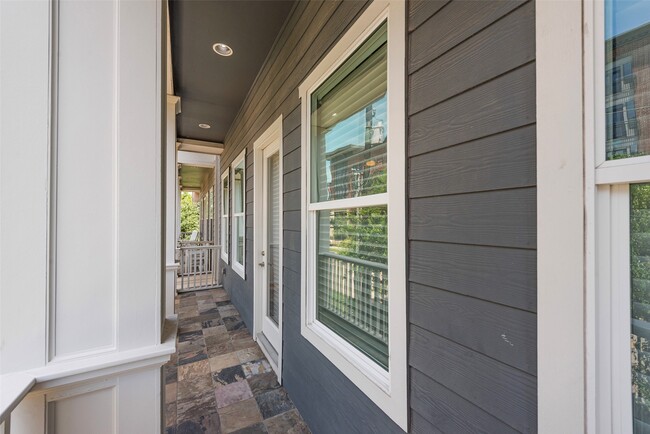 Building Photo - 212 W 6th St