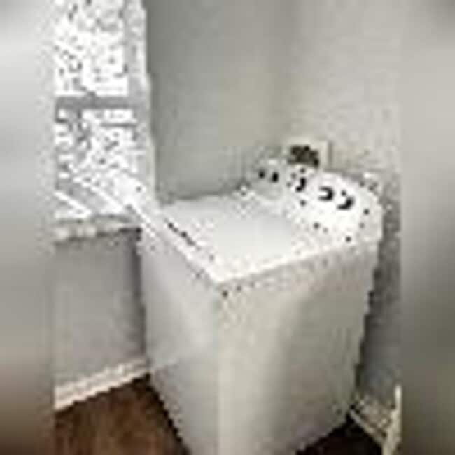 Building Photo - Recetly updated and convenient to downtown!