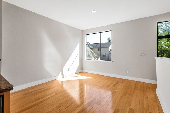 Building Photo - Modern 2BD/2BA Townhome w/ Private Yard, G...