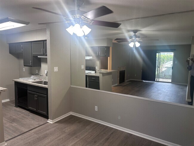 Building Photo - 7400 Bellerive Dr