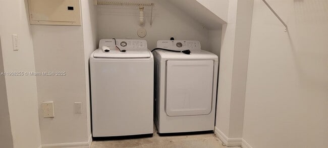 Building Photo - 2452 Centergate Dr