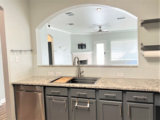 Building Photo - Renovated 3-bedroom Home in Huttoparke