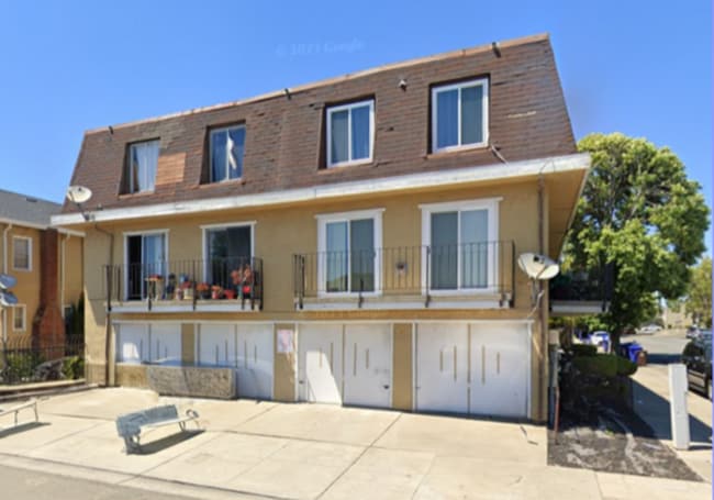 Primary Photo - 2 Bedroom 1.5 Bath Split-Level Condo in Ri...