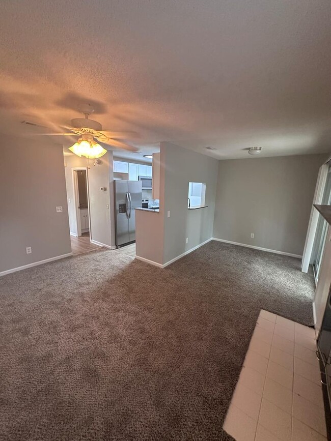 Building Photo - Rolling Acres!!! End Unit!!!  New Carpet! ...