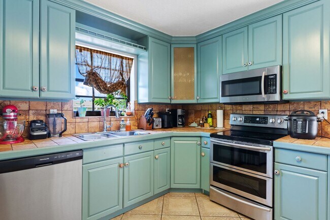 Building Photo - Beautiful Rustic Contemporary Duplex in Cu...