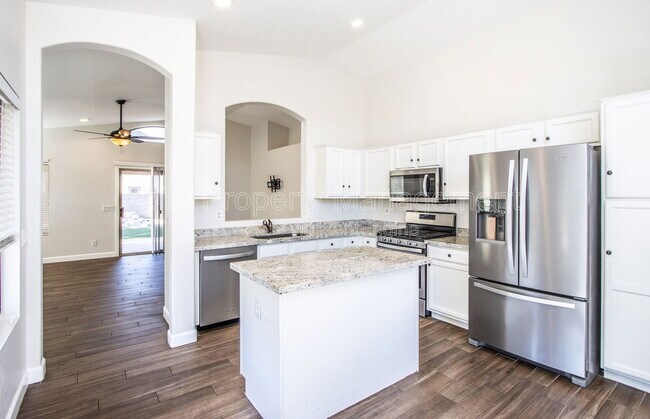 Building Photo - 407 W Colt Rd