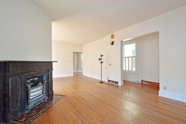 Building Photo - Beautiful 3-Bed 1.5-Bath Home in St. Paul!