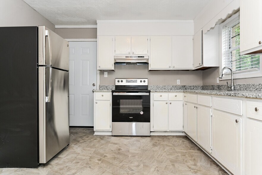 Building Photo - 411 Petunia Ave