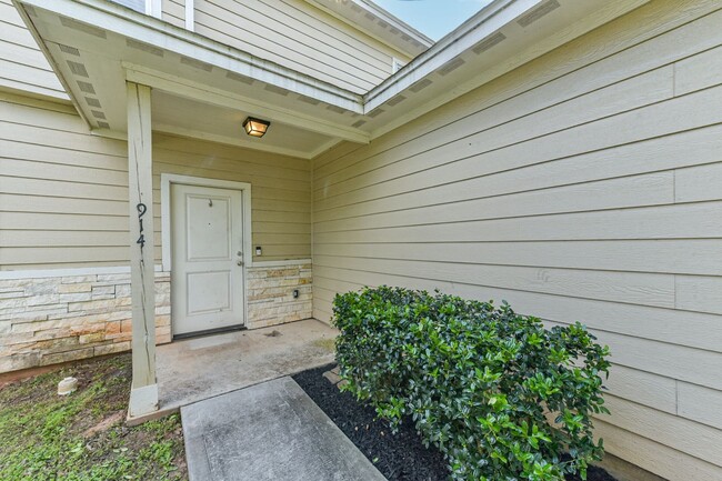Building Photo - 914 Shady Ln