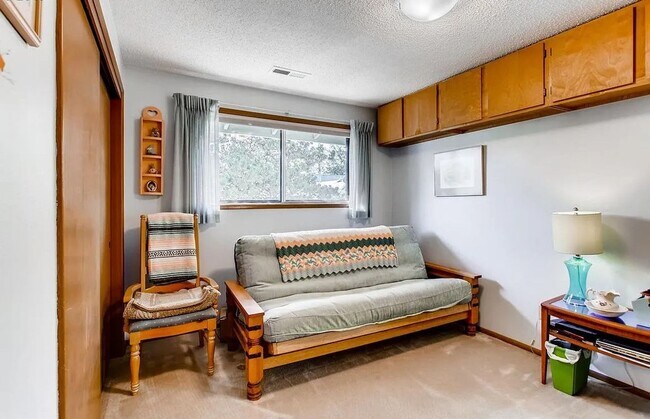 Building Photo - Top-Floor Gem – 2 Bed, 2 Full Bath, W/D, A...
