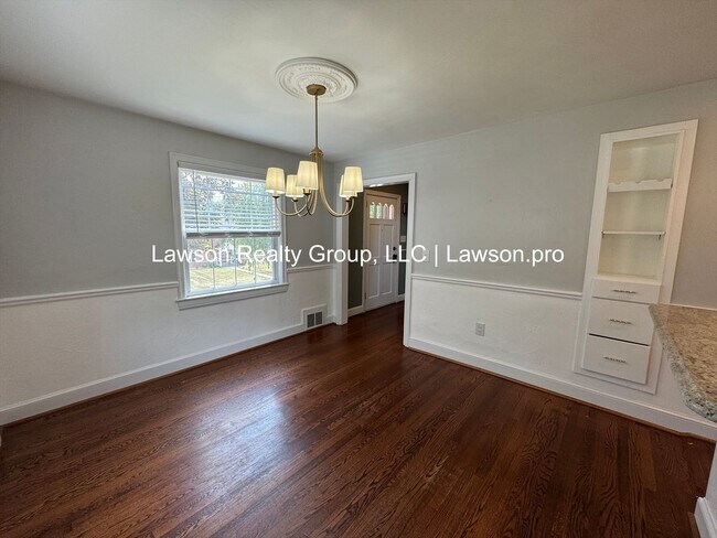 Building Photo - Charming and Updated Home in Raleigh Court with Fenced In Yard, Lawn Care Included!