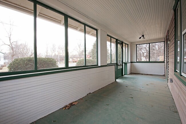 Building Photo - 844 10th Ave NW