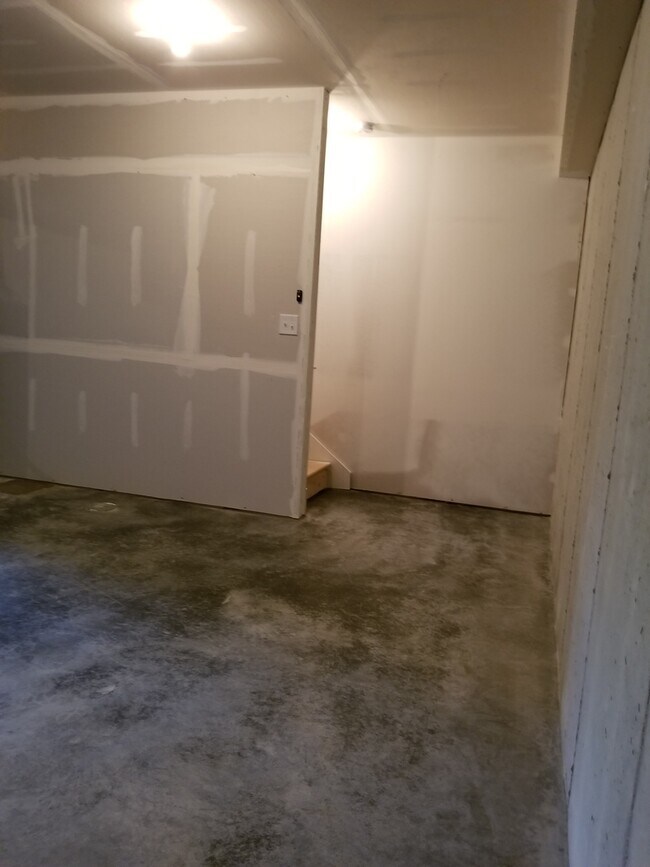 Building Photo - GREAT 3 BED 2 BATH CONDO!!!