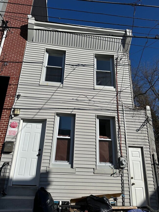 Building Photo - Renovated 4 Bed, 1 Bath