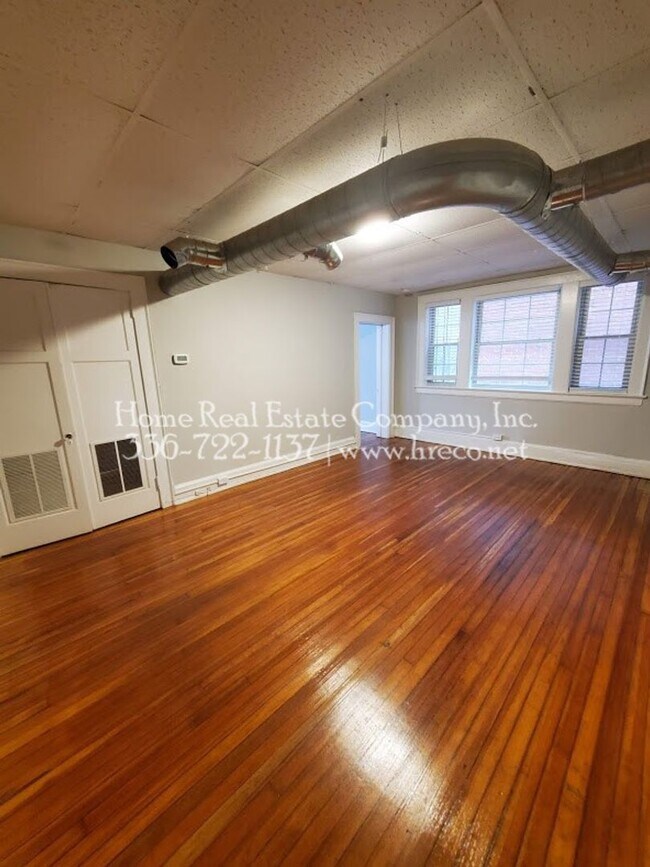 Building Photo - 405 N Spring St