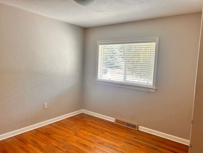 Building Photo - 4 Bedroom, 2 Bathroom in the Lower Rattles...