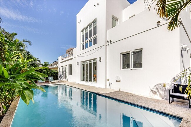 Building Photo - 696 NE 68th St