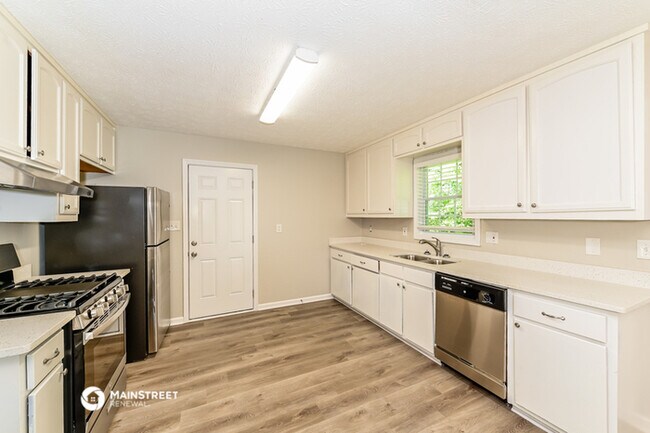 Building Photo - 600 N Oakland Cir