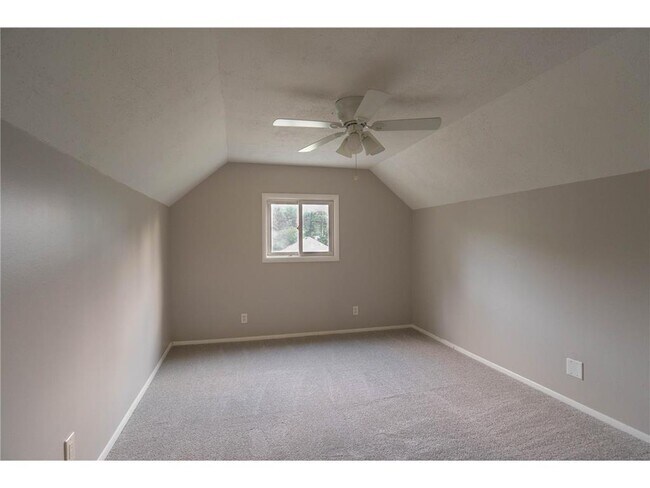 Building Photo - 1333 E Pacific St