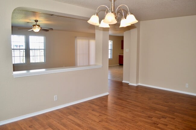 Building Photo - Newly remodeled 3 bed 2 bath