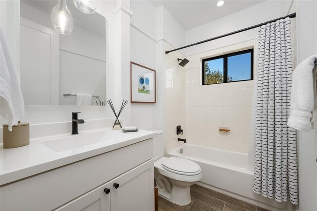 Building Photo - 211 Honey Creek Ct