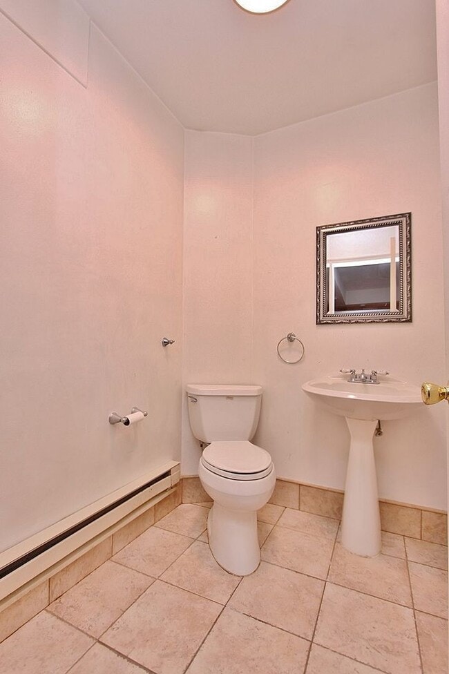 Building Photo - Large 4 bedroom, 2 bath home for rent in R...
