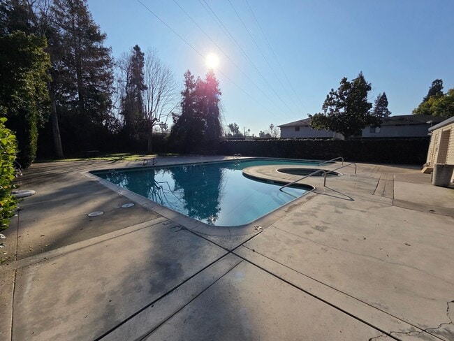 Building Photo - REDUCED!!!