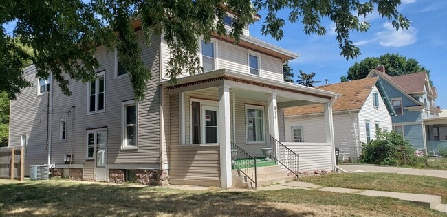 Building Photo - Upper Level 1 Bedroom, 1 Bathroom Apartmen...