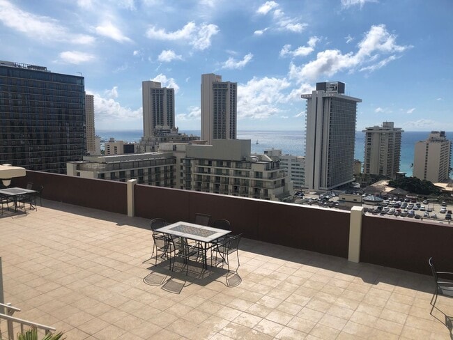 Building Photo - 1/1/2 - Penthouse Unit- Utilities Included - Large Covered Lanai w/Ocean & City Views