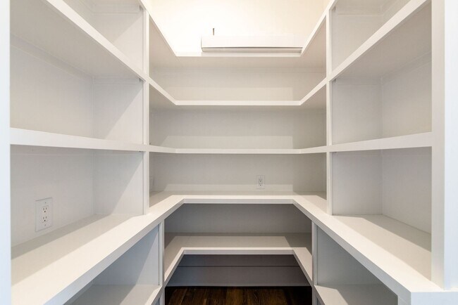 Building Photo - Like New 4 Bedroom Luxury Home in Franklin TN